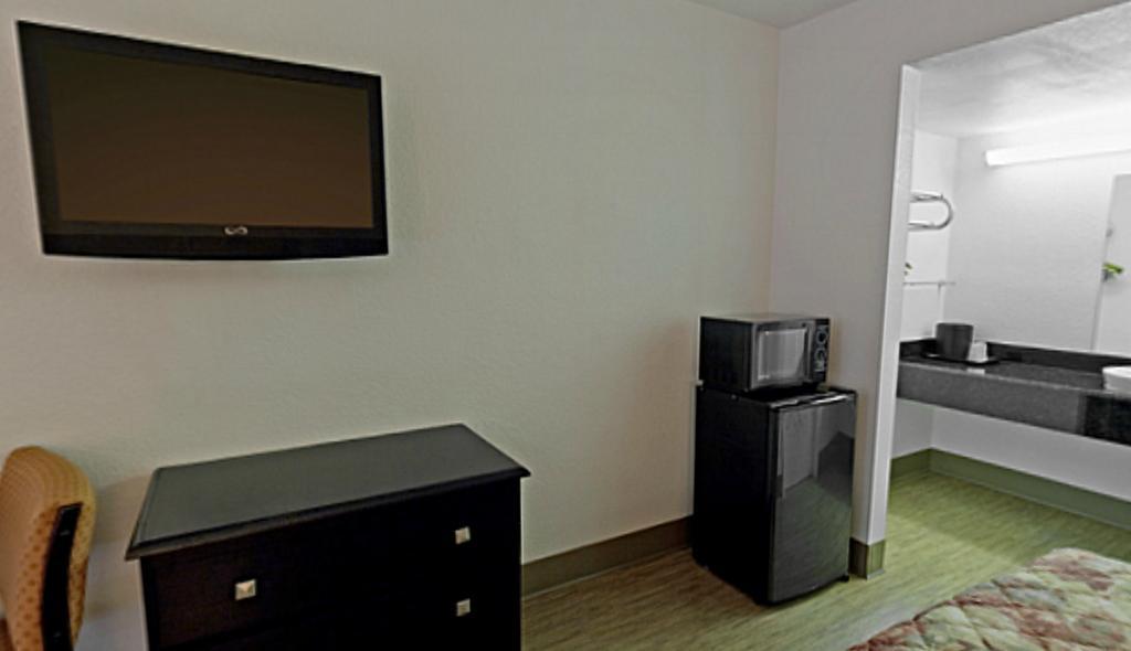 Econo Lodge Metropolis Room photo