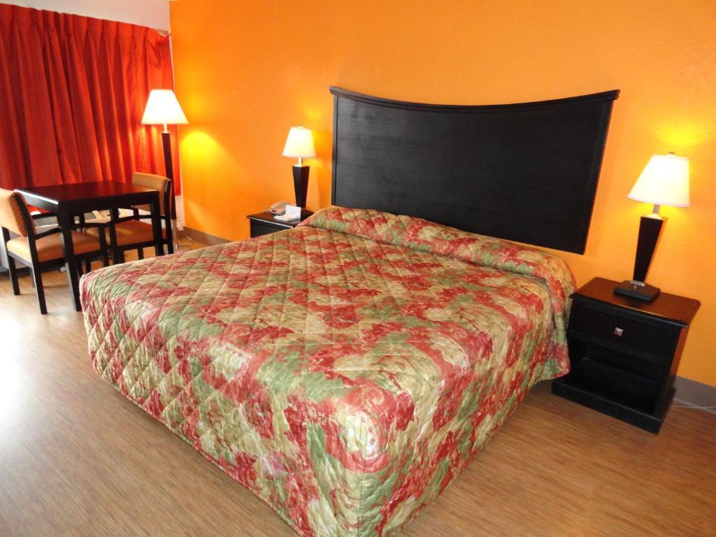 Econo Lodge Metropolis Room photo