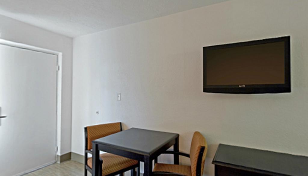 Econo Lodge Metropolis Exterior photo